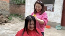 农村婆姐给弟媳剪头发，一年可以省几百块，让弟媳给自己买身衣服