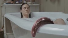 外星蠕虫见孔就钻，可怜了正在洗澡的少女！