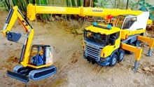 工程车趣味玩具 大吊车真厉害，竟然救起了挖挖机！