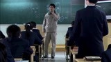 名校：学生在黑板上画老师，把英语老师给气走，男子来代课也遭难