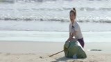 神犬小七2：欧叶一个人在海边捡垃圾，没想到它竟出现帮助欧叶！