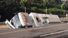 郑州一辆环卫清扫车被“吃”进路面深坑 司机受伤送医