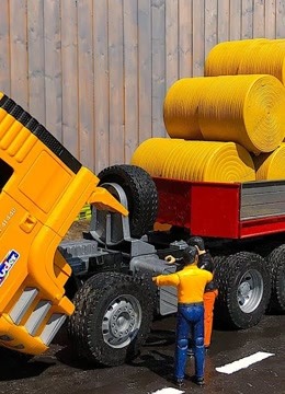 货车司机和他的运输车玩具，小朋友的玩具卡车运输生活！