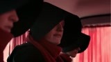 《使女的故事2》使女们坐着车往回赶  琼透过车中的窗帘麻木的看着外面
