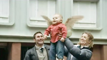 一部奇幻剧情片，婴儿的背后长出一双翅膀，父母瞬间成为大明星！