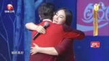 中国农民歌会：铁肺妈妈唱功惊艳，毛宁俩度上台拥抱，太直接了