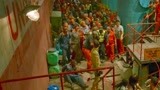 《战狼2》：得知吴京感染了病毒，工厂员工纷纷避而远之，泪目