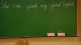 麻辣学院：道具组麻烦你们上点心，黑板上的这句英文存在明显语病