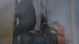 火线英雄：小伙在高楼独自逃生，谁知一不小心就摔断了腿！
