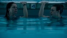 两姐妹去泳池底捡戒指，游泳馆管理员不知还有人，便将泳池盖上