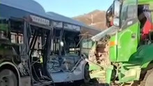 公交车被卡车撞变形