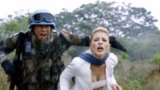 中国蓝盔：恐怖分子挟持女童，母亲飞奔而上，维和部队扑倒救她