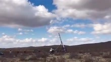 美国男子乘坐自制火箭飞上天不幸坠亡 坠落画面曝光