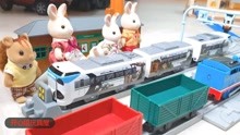儿童玩具 托马斯·弗雷拉的小火车们通过火车轨道愉快地来到停车场