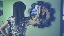 美女收收到一面镜子，却不知安装着摄像头，每天照镜子都被看见了