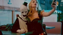恐怖片《断魂小丑》，美女拽着小丑自拍，结果悲剧了惨遭无情杀戮