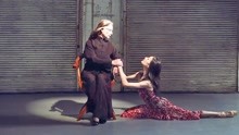谭元元和母亲合作舞蹈，25年职业芭蕾继续起舞，动作如行云流水！