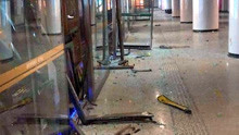 武汉地铁站台屏蔽门被损坏，一排门如遭爆破般炸开，官方最新回应