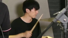 《乐队的夏天2》排练室：大波浪鼓手李赫 撞脸张若昀
