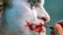 《小丑》上映一周年导演发布新幕后照 杰昆菲尼克斯含泪大笑