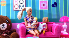 芭比卧室玩具，凯莉帮忙照顾小宝宝，体会芭比的辛苦
