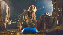 男孩捡到一颗蓝色巨蛋，本想带回家卖掉，结果孵化出一头巨龙