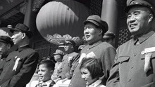 1955年国庆阅兵，毛主席看着新式军服的将士们，嘴角露出微笑