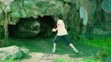 百万巨鳄：这谁家的熊孩子，跑进鳄鱼园里喂鳄鱼，真是不怕死啊！