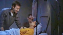 史前狂鲨：贝瑞雪来看望受伤的工友，医生建议将他送回陆地
