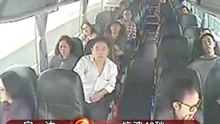 男乘客在车上产生幻觉，直接攻击他人，女乘客们大惊失色！