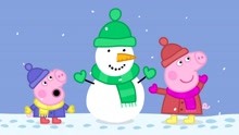 小猪佩奇：下雪了，佩奇和弟弟乔治一起堆雪人，真开心