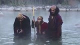 西游记：唐僧被抓，仨徒弟下水救人，属猪八戒的水性最好！