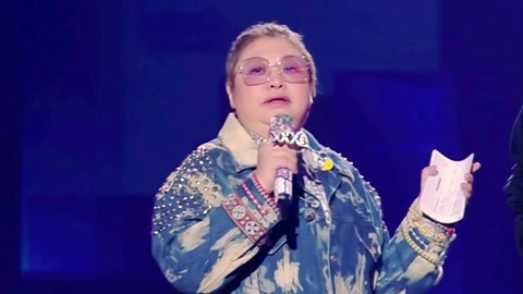 看点：韩红教王嘉尔北京话 王嘉尔坐床上唱歌