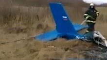 俄罗斯富商与妻子驾飞机，起飞10秒后不幸坠毁，其孙子目睹全程
