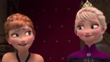 冰雪奇缘：艾莎加冕为女王，和安娜相视一笑，太可爱