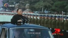 1984年国庆阅兵，邓小平乘车向士兵敬礼，现场画面被拍下