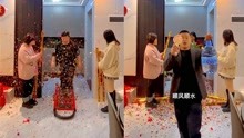 [图]女子搬新房，全家近20人一起举行乔迁仪式，祝福语和礼物逗乐网友