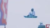 路透：黄明昊可爱值爆表 超乖巧坐雪地穿滑板