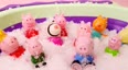 盆子里堆满雪花和小猪佩奇惊喜玩具