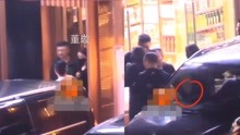 真心难！董璇出席饭局，与中年男子挽手出门，却被另一个人强吻