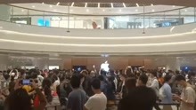 人山人海！苹果武汉首家线下直营店正式开业，市民早起排队支持