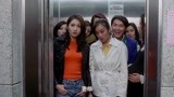 家有喜事：星爷带女友坐电梯，谁想全电梯的美女都叫他老公，懵了