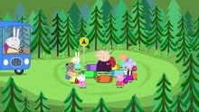 小猪佩奇：宝宝们跟老师露营，他们要自己找合宿伙伴，自己搭帐篷