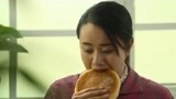 小草青青：看喜鹊吃得太香了，大饼子就点水，太美味了！