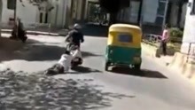男子骑车发生碰撞后逃跑，71岁老伯紧抓不放，遭拖行数百米