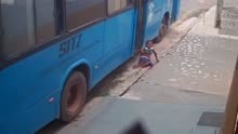 残疾男子下公交，遇致命小斜坡，失去平衡后仰遭辗毙