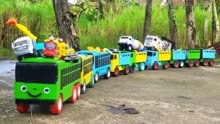 挖掘机工程车益智玩具，用超长货车拉超多吊车玩具车，认识工程车