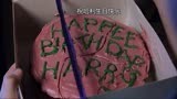 哈利·波特1：海格用魔法破门，给小哈利带了蛋糕，祝他生日快乐