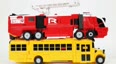 大型消防车和黄色大巴士