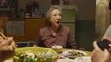 《阳光姐妹淘》：张丽君和奶奶抢电台，奶奶气得直骂人，大家害怕